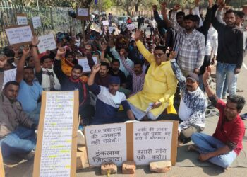 सीआईपी कांके गेट के सामने कर्मियों के साथ धरना पर बैठे जदयू नेता धर्मेंद्र तिवारी !
