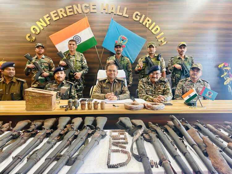 पुलिस द्वारा हथियारों का जखीरा बरामद !
