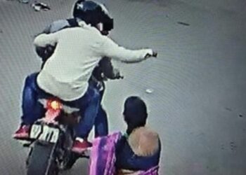 2.08 बजे बाइक सवार अपराधियों से अकेली महिला बीच सड़क पर भीड़ गई !