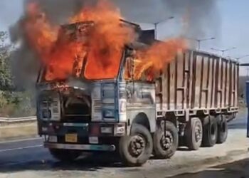 तैमारा घाटी के पास खाली ट्रक में लगी भीषण आग !