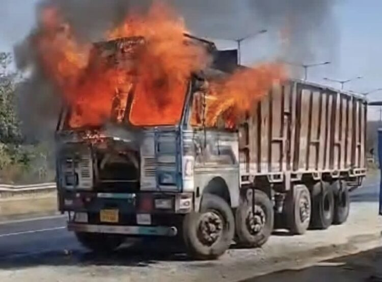 तैमारा घाटी के पास खाली ट्रक में लगी भीषण आग !