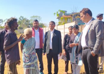 खुले आसमान तले जिंदगी की जंग, बेबस बुढ़ी मां व विक्षिप्त बेटे !
