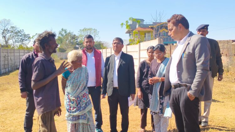 खुले आसमान तले जिंदगी की जंग, बेबस बुढ़ी मां व विक्षिप्त बेटे !