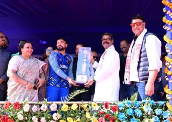 मुख्यमंत्री  हेमन्त सोरेन ने विजेता और उप विजेता टीम को ट्रॉफी सौंपी !