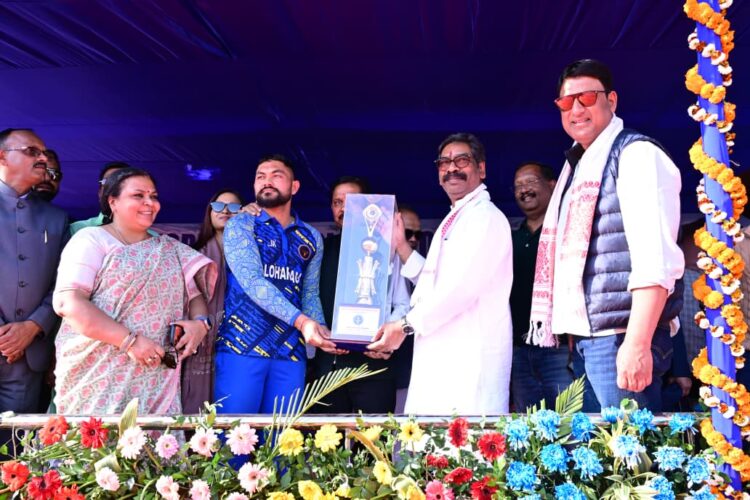 मुख्यमंत्री  हेमन्त सोरेन ने विजेता और उप विजेता टीम को ट्रॉफी सौंपी !