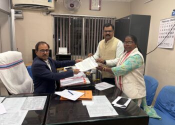 आदित्यपुर में मेयर प्रत्याशी बिनोती हंसदा द्वारा भाजपा का झंडा का दुरुपयोग:भाजपा !