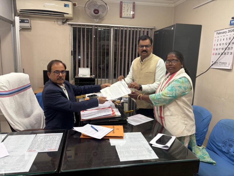 आदित्यपुर में मेयर प्रत्याशी बिनोती हंसदा द्वारा भाजपा का झंडा का दुरुपयोग:भाजपा !