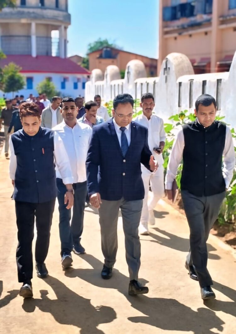 डालसा की बोर्ड-ऑफ-विजिटर्स ने किया बिरसा मुण्डा केंद्रीय कारा का निरीक्षण !