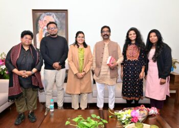 मुख्यमंत्री  हेमन्त सोरेन से डॉ. रेजिना हांसदा तथा  नोलीना ने शिष्टाचार भेंट की !