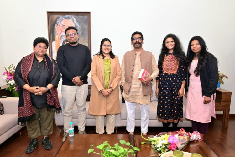 मुख्यमंत्री  हेमन्त सोरेन से डॉ. रेजिना हांसदा तथा  नोलीना ने शिष्टाचार भेंट की !
