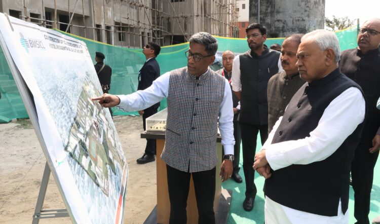 बिहार सीएम ने1200 शैय्या के नये अस्पताल भवन सह आवसीय भवन के निर्माण कार्य का लिया जायजा !