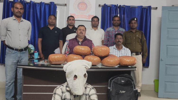 आरपीएफ क्राइम ब्रांच ने गांजा बरामद कर एक व्यक्ति को गिरफ्तार किया !