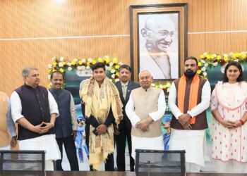 बिहार सीएम द्वारा वैभव सूर्यवंशी को 50 लाख रूपये का चेक एवं अंगवस्त्र प्रदान कर सम्मानित किया !