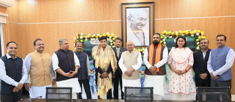 बिहार सीएम द्वारा वैभव सूर्यवंशी को 50 लाख रूपये का चेक एवं अंगवस्त्र प्रदान कर सम्मानित किया !