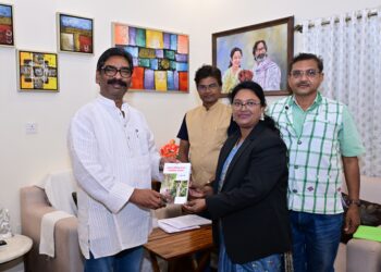 झारखंड सीएम से पंडित रघुनाथ मुर्मु हेरिटेज ट्रस्ट  ओडिसा के एक प्रतिनिधिमंडल ने मुलाकात की !