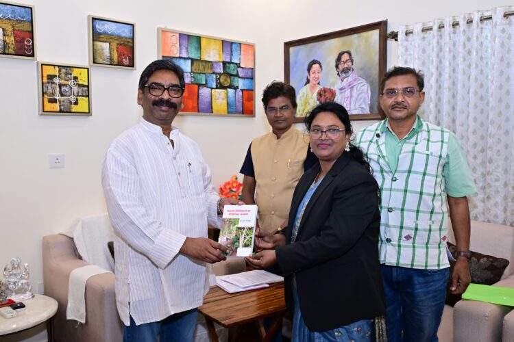 झारखंड सीएम से पंडित रघुनाथ मुर्मु हेरिटेज ट्रस्ट  ओडिसा के एक प्रतिनिधिमंडल ने मुलाकात की !
