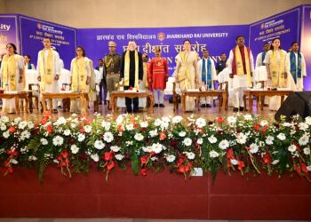 राज्यपाल  संतोष कुमार गंगवार ने आज झारखण्ड राय विश्वविद्यालय, रांची के 6ठे दीक्षांत समारोह  में विद्यार्थियों को बधाई एवं शुभकामनाएं  ! देते