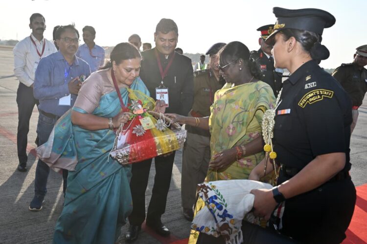 राष्ट्रपति द्रौपदी मुर्मू को गरिमामय एवं आत्मीय वातावरण में विदाई दी गई !