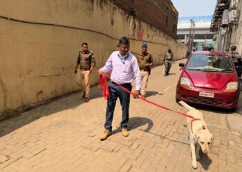 एक बार फिर बम से उड़ाने की धमकी मिला !