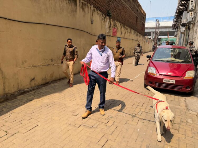 एक बार फिर बम से उड़ाने की धमकी मिला !