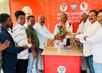 केन्द्रीय सरना समिति के प्रतिनिधि मंडल नेता प्रतिपक्ष  बाबूलाल मरांडी से उनके आवास पर मुलाकात की !