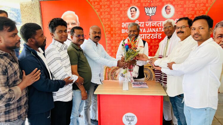 केन्द्रीय सरना समिति के प्रतिनिधि मंडल नेता प्रतिपक्ष  बाबूलाल मरांडी से उनके आवास पर मुलाकात की !