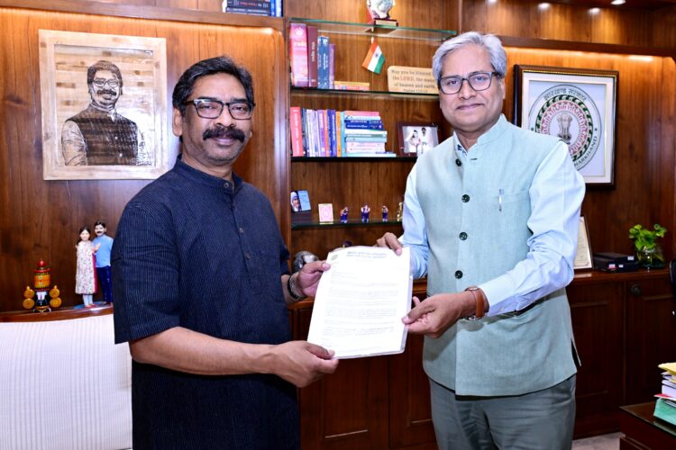 सीएम हेमंत सोरेन से बिरसा कृषि विश्वविद्यालय (बीएयू), रांची के कुलपति डॉ० एस० सी० दुबे ने मुलाकात की !