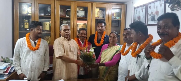 अध्यक्ष  केशव महतो कमलेश जी कई सामाजिक एवं राजनीतिक कार्यकर्ताओं ने पार्टी की सदस्यता ग्रहण की !