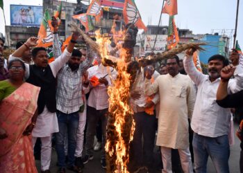 भाजपा ने प्रदेश भर के सभी जिलों में किया ममता बनर्जी का पुतला दहन !