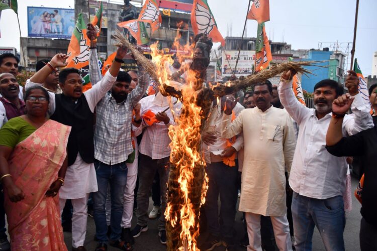 भाजपा ने प्रदेश भर के सभी जिलों में किया ममता बनर्जी का पुतला दहन !
