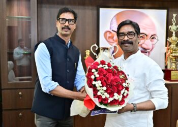 मुख्यमंत्री से पथ निर्माण विभाग के प्रधान सचिव सुनील कुमार ने शिष्टाचार भेंट की !