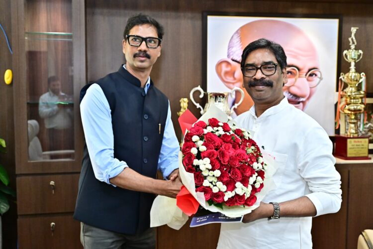 मुख्यमंत्री से पथ निर्माण विभाग के प्रधान सचिव सुनील कुमार ने शिष्टाचार भेंट की !