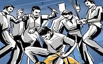 बच्चा चोरी के संदेह में एक विक्षिप्त महिला को लाठी से पीटकर मौत के घाट उतार दिया !