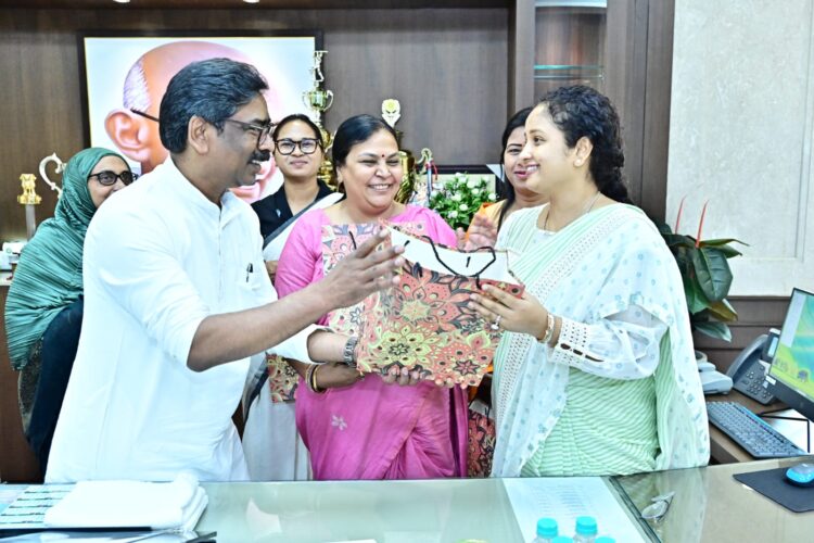 मुख्यमंत्री  हेमन्त सोरेन से झारखंड विधानसभा की महिला सदस्यों ने की मुलाकात !