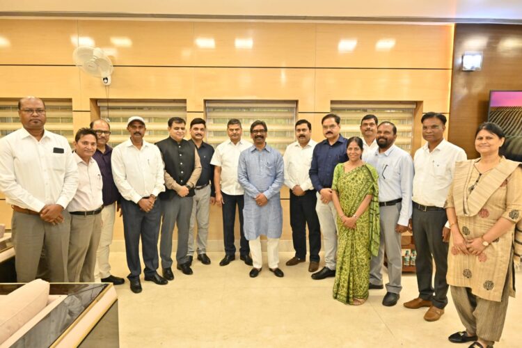मुख्यमंत्री हेमन्त सोरेन से आईएएस में नव प्रोन्नत झारखंडअधिकारियों ने की मुलाकात !