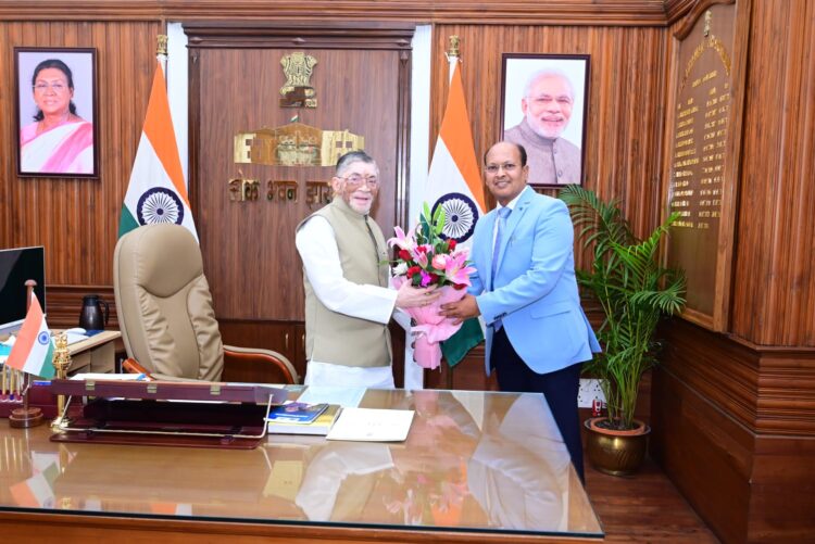 नवनियुक्त कुलपति  राजीव मनोहर ने लोक भवन में शिष्टाचार भेंट की !