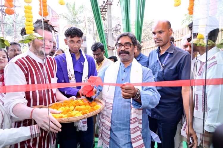 झारखंड मुख्यमंत्री हेमन्त सोरेन ने आज शोरूम  का फ़ीता काटकर शुभारंभ किया !