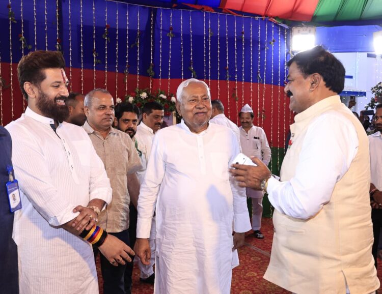 केंद्रीय मंत्री  चिराग पासवान द्वारा आयोजित दावत-ए-इफ़्तार में शामिल हुये सीएम  ! !