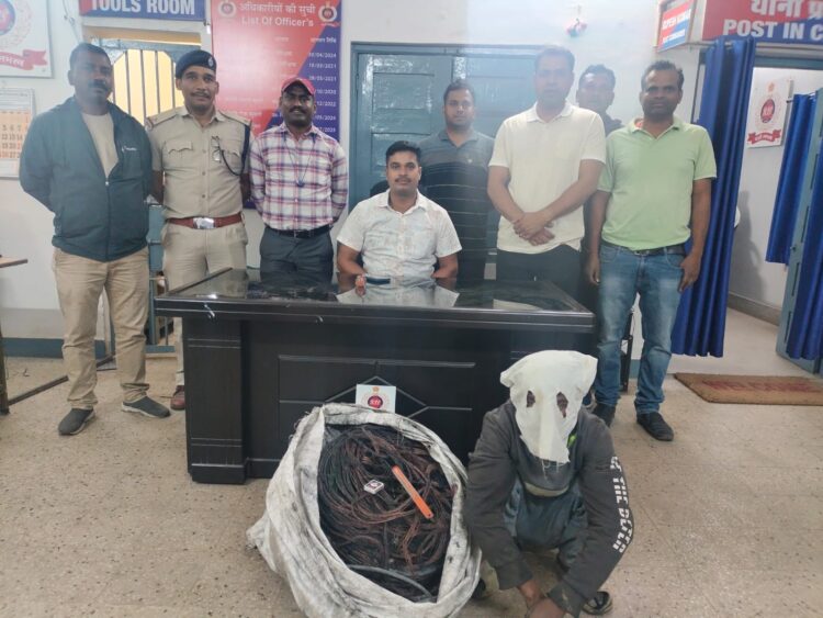 आरपीएफ ने रेल सामग्री चुराते चोर को पकड़ा !