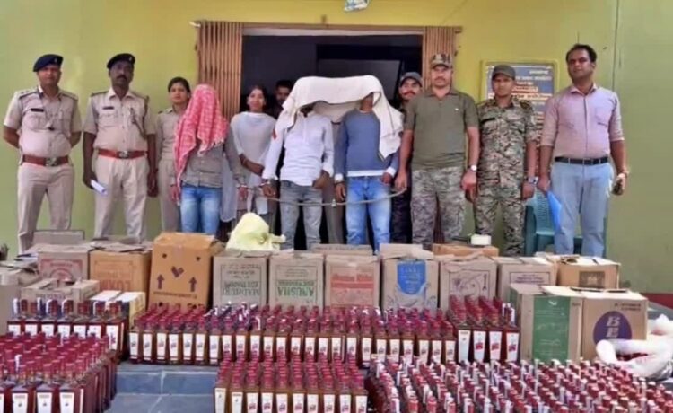 घर के भीतर अवैध मिनी शराब फैक्ट्री मिला !