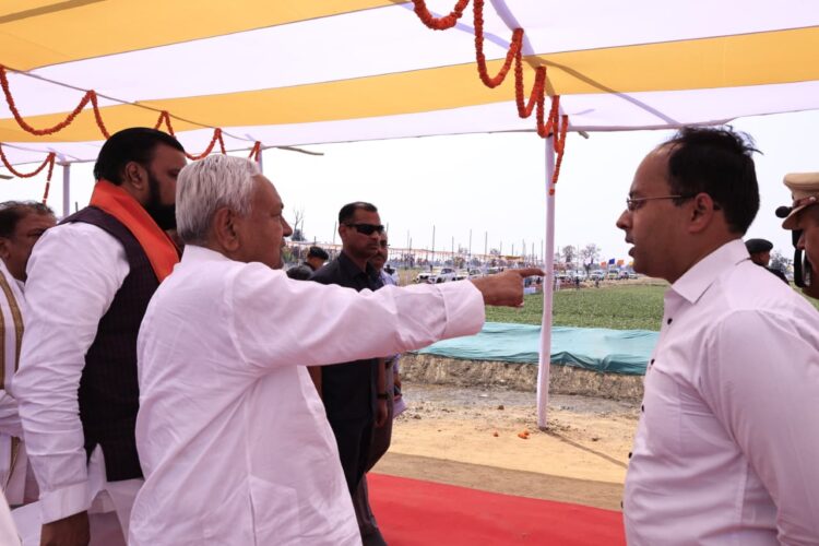 बिहार मुख्यमंत्री ने समृद्धि यात्रा के दौरान गया जिले में चल रही विकास योजनाओं की समीक्षा की !