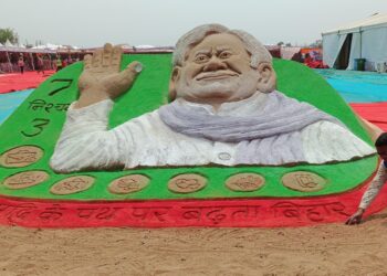 समृद्धि यात्रा में सैंड आर्ट की सराहना करते मुख्यमंत्री ने कहा तुम्हारे कला का जबाव नहीं !