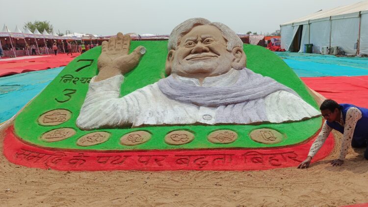 समृद्धि यात्रा में सैंड आर्ट की सराहना करते मुख्यमंत्री ने कहा तुम्हारे कला का जबाव नहीं !