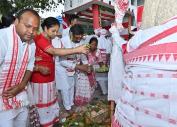 झारखंड सीएम हेमन्त सोरेन ने प्रकृति पर्व सरहुल विधिवत् पूजा-अर्चना की !