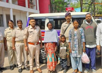 सरहुल के शोभा यात्रा के दौरान एक बच्चा कचहरी चौक से खोया बच्चा मिला !
