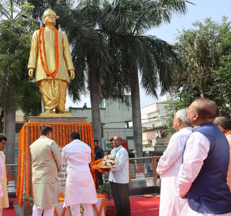 बिहार मुख्यमंत्री नेनेता डॉ० राम मनोहर लोहिया जी को श्रद्धांजली दी !