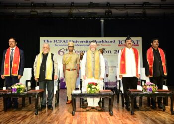 राज्यपाल संतोष कुमार गंंगवार इक्फाई  विश्वविद्यालय दिक्षात सामारोह में सम्मलित हुए !