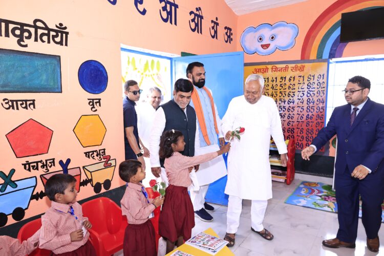 बिहार मुख्यमंत्री समृद्धि यात्रा के दौरान कैमूर जिले में आयोजित जन संवाद कार्यक्रम में शामिल हुए !