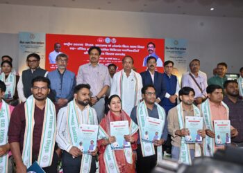 झारखंड के स्वास्थ्य मंत्री डॉ. इरफान अंसारी ने 76 चिकित्सा पदाधिकारियों को नियुक्ति पत्र दिया !