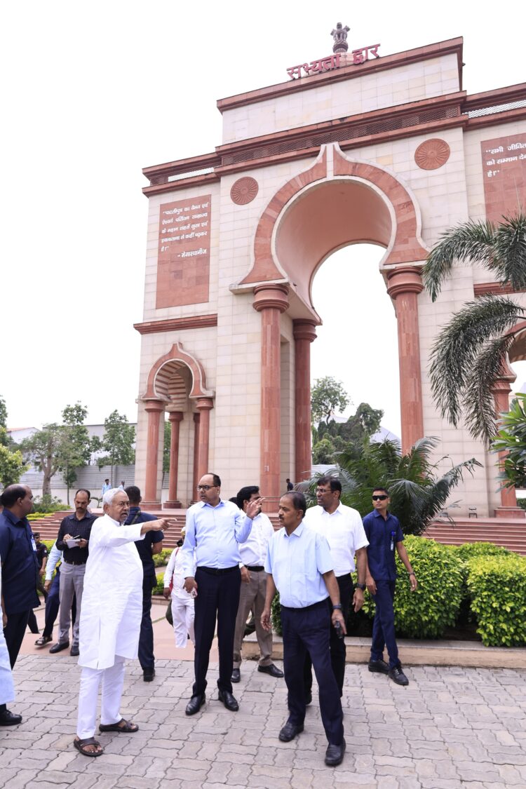 बिहार मुख्यमंत्री ने शहर स्थित विभिन्न निर्माणाधीन योजनाओं का किया निरीक्षण !
